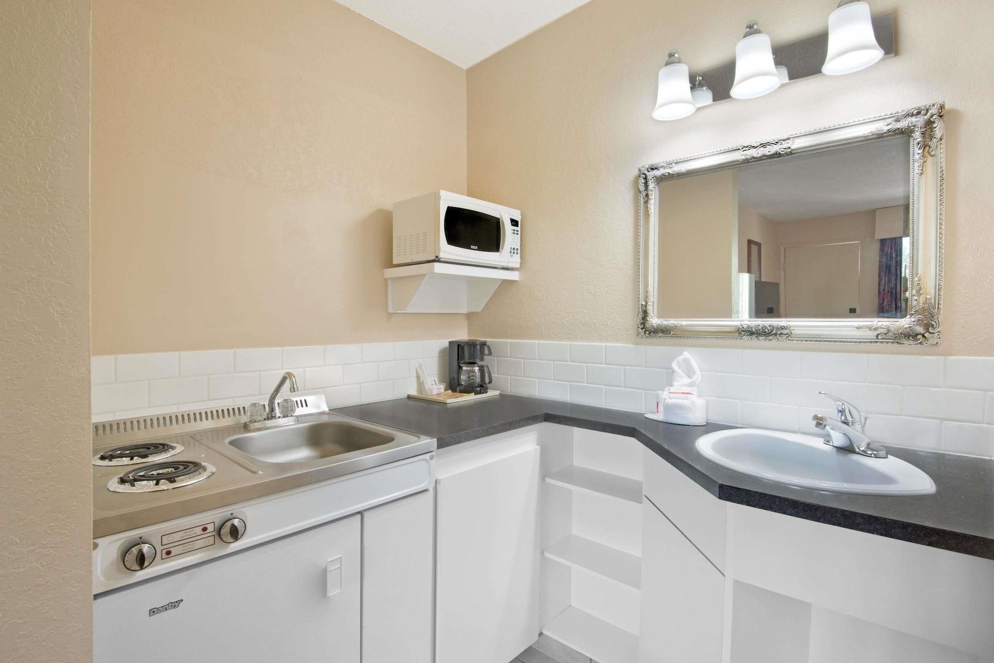 Howard Johnson By Wyndham Red Deer Exterior foto